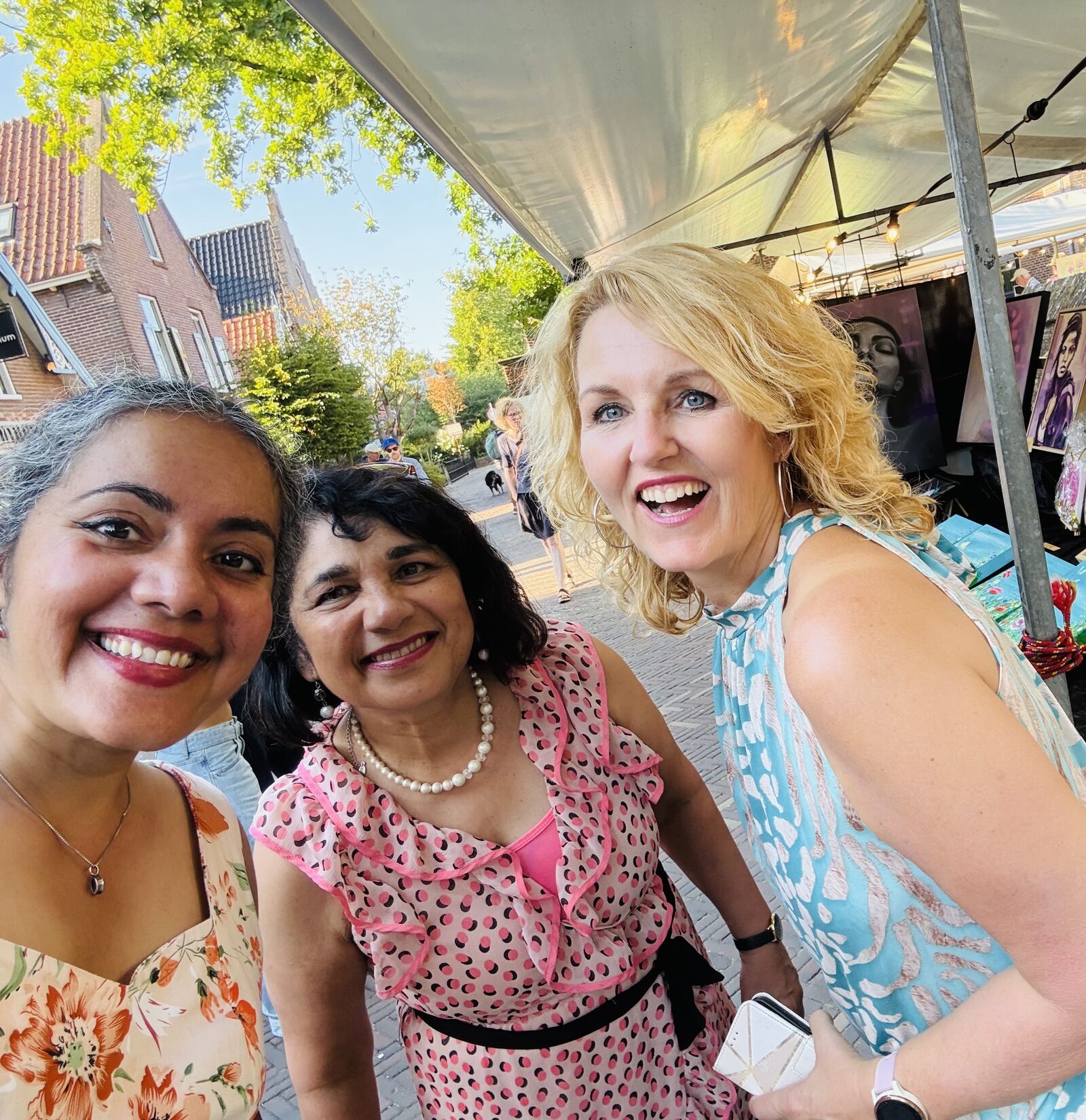 Lya, Fi en Ilonka samen op straat tijdens een kunstmarkt